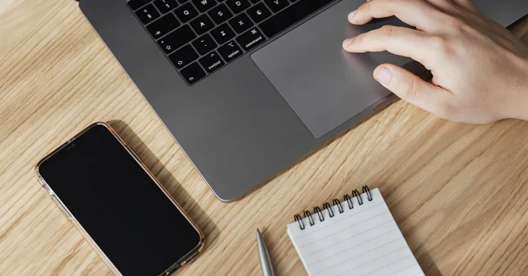 Bureau van ondernemer die een website maakt